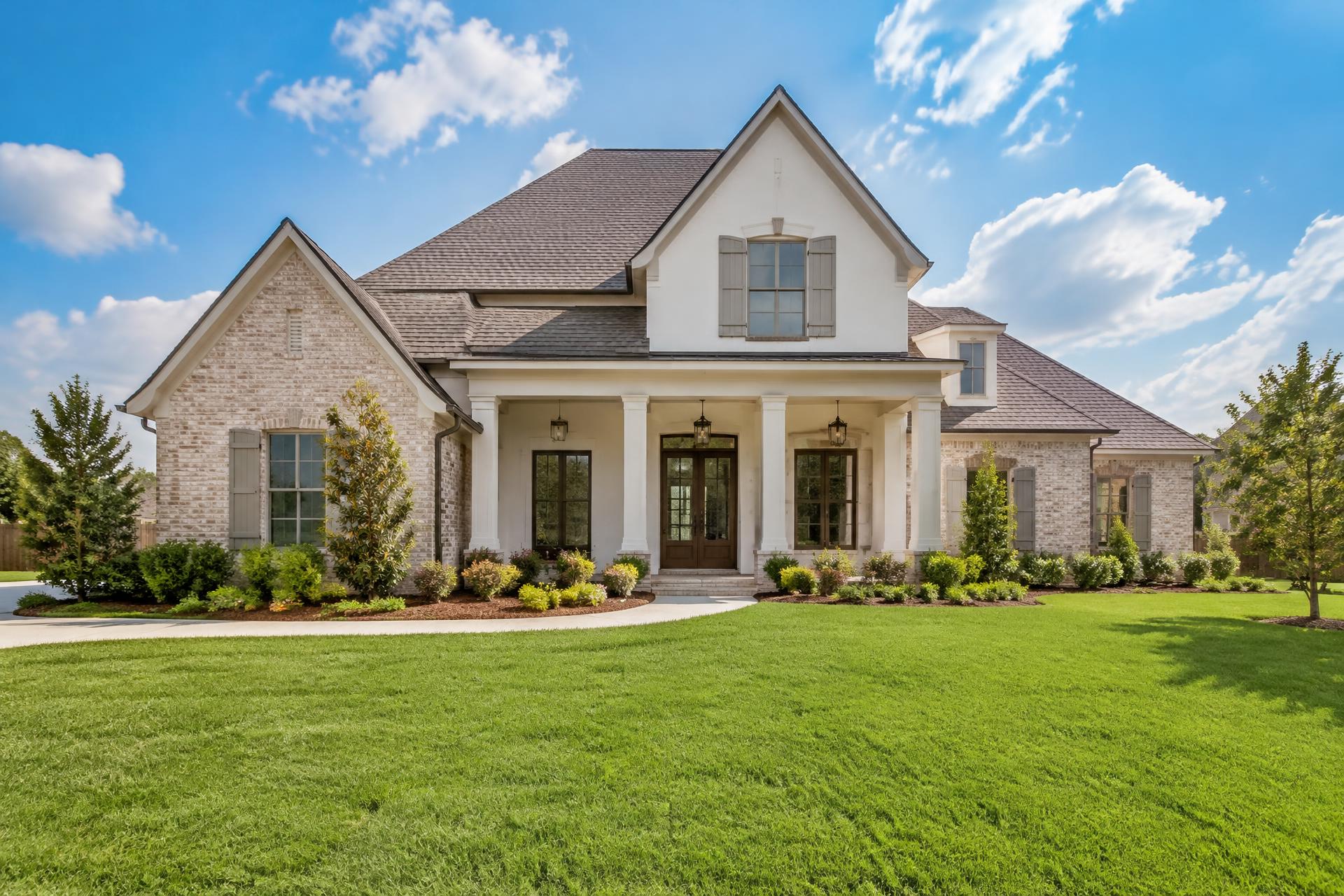 Freshly landscaped Louisiana home with manicured lawn